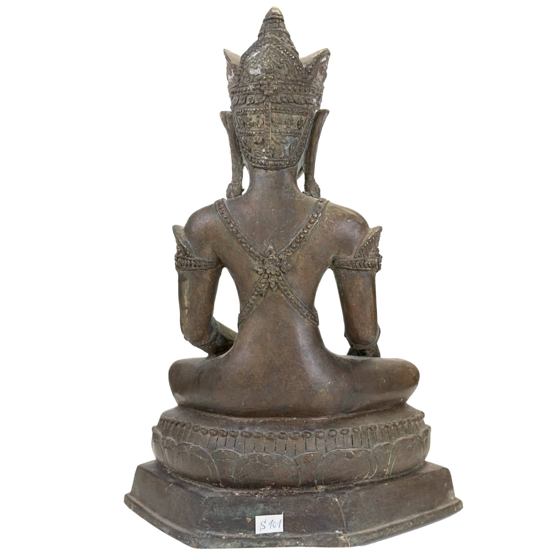 Antieke gekroonde Boeddha in Rattanakosin-stijl met verfijnde details