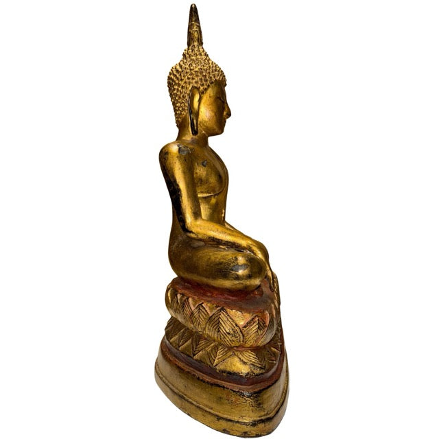 Rattanakosin Boeddha op dubbele lotusbasis met betekenis van zuiverheid en spirituele groei