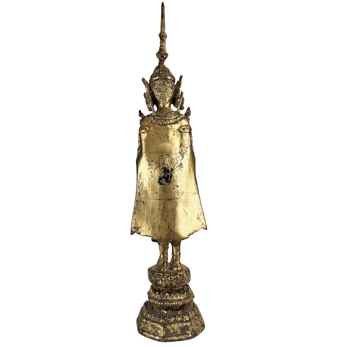 Rattanakosin Boeddha met warme vergulding en verfijnde details in het gewaad
