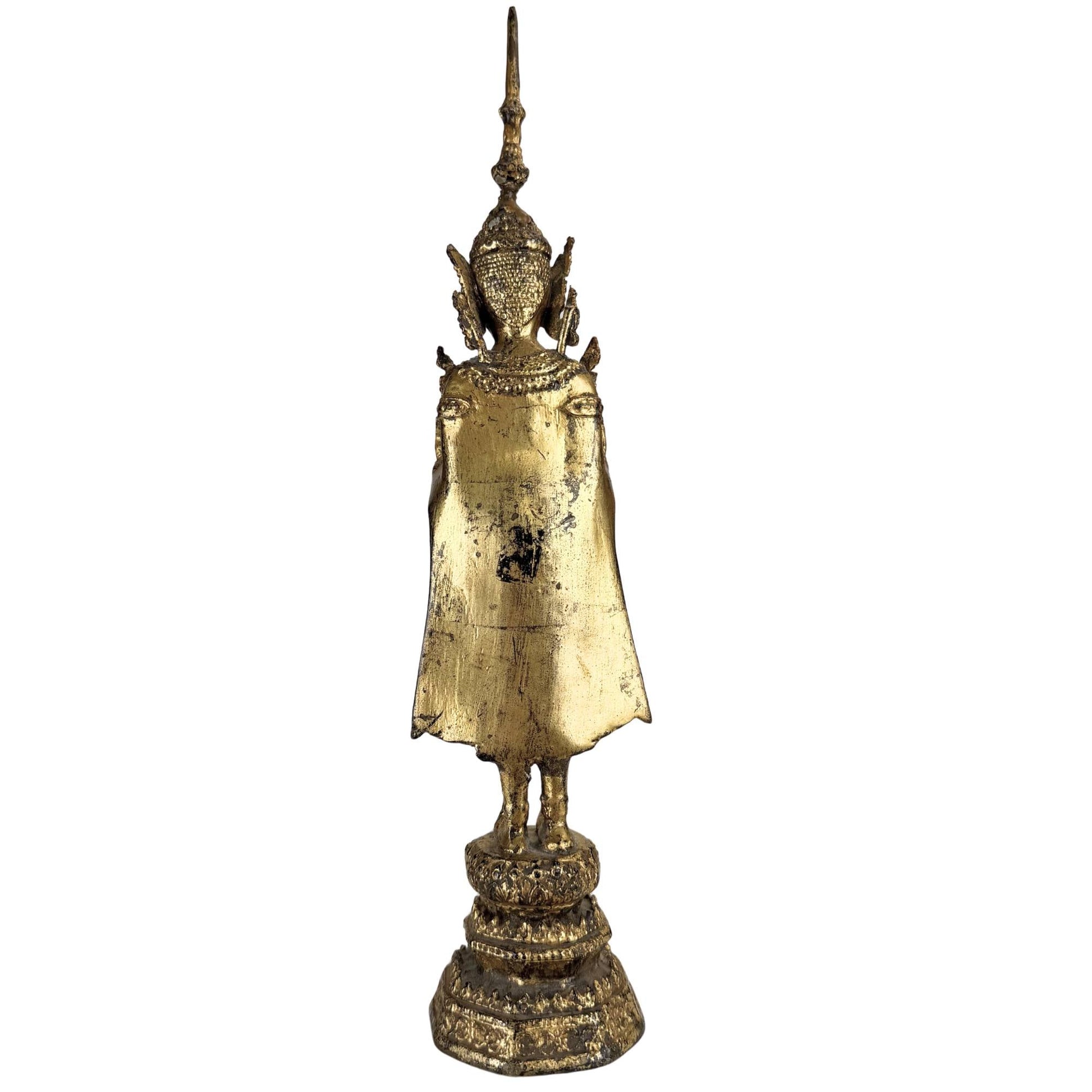 Rattanakosin Boeddha met warme vergulding en verfijnde details in het gewaad