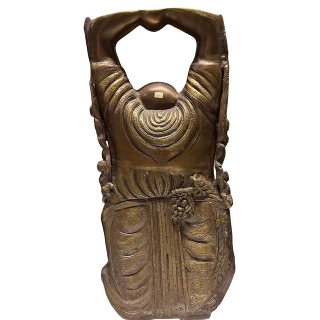 Detail van de rijk gedecoreerde patronen op het bronzen gewaad.