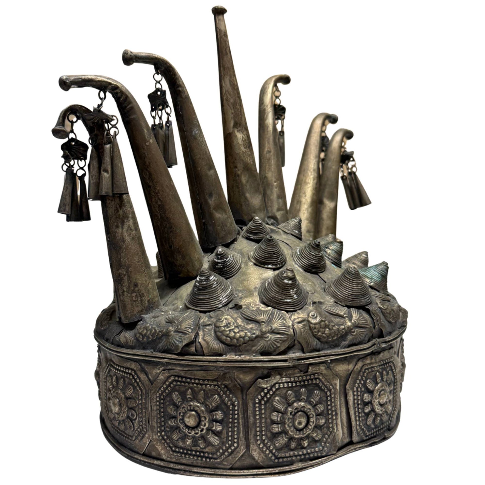 Rituele Miao hoofdtooi van metaal, zeldzaam sjamanistisch object met conische ornamenten en hangende belletjes