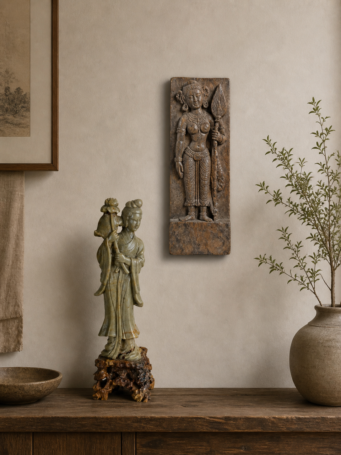 Natuurlijke roodbruine stenen sokkel van een vintage Chinees speksteen sculptuur.
