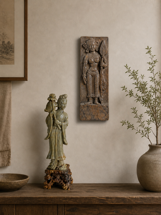 Natuurlijke roodbruine stenen sokkel van een vintage Chinees speksteen sculptuur.