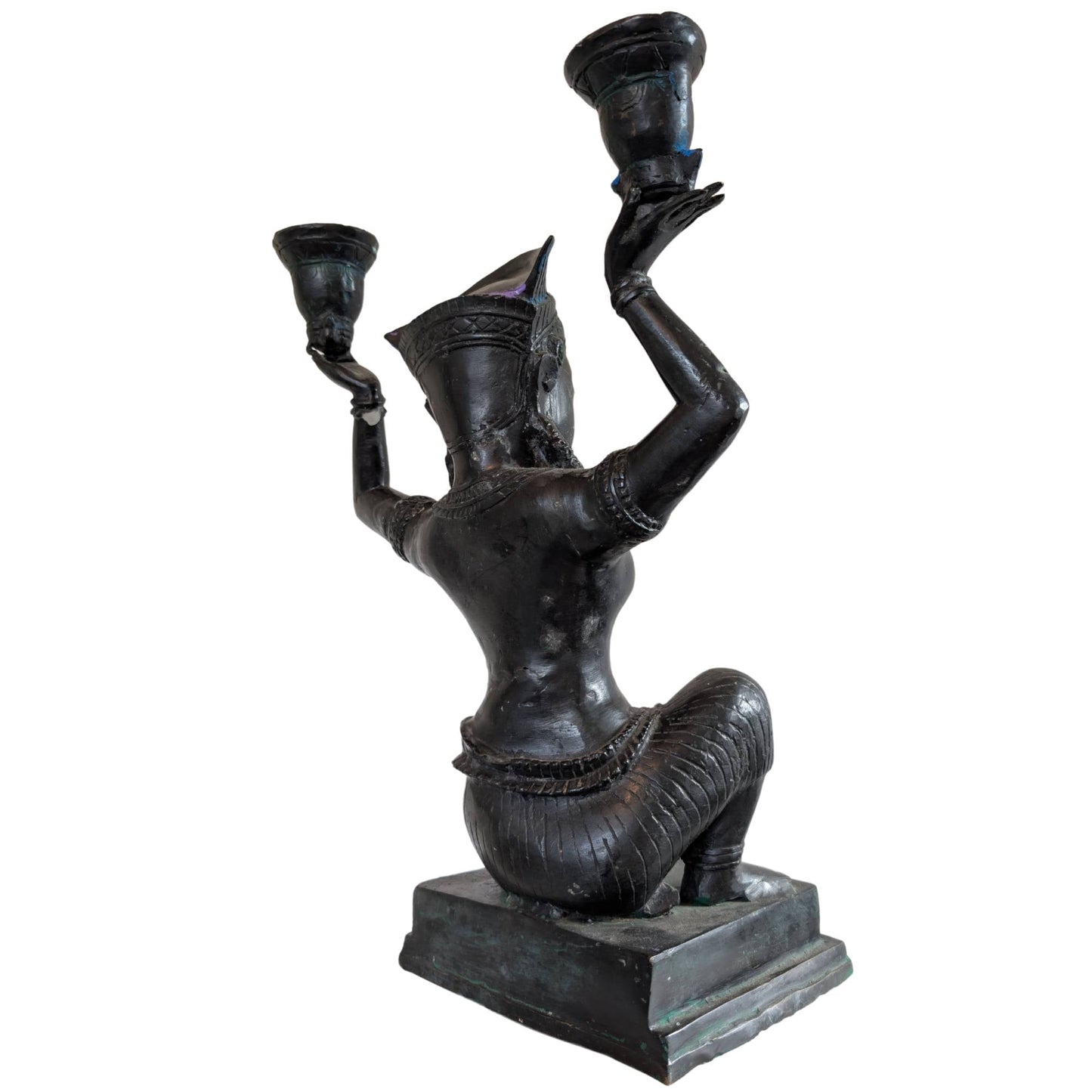 Rugzijde van een grote bronzen kandelaar tempeldanseres