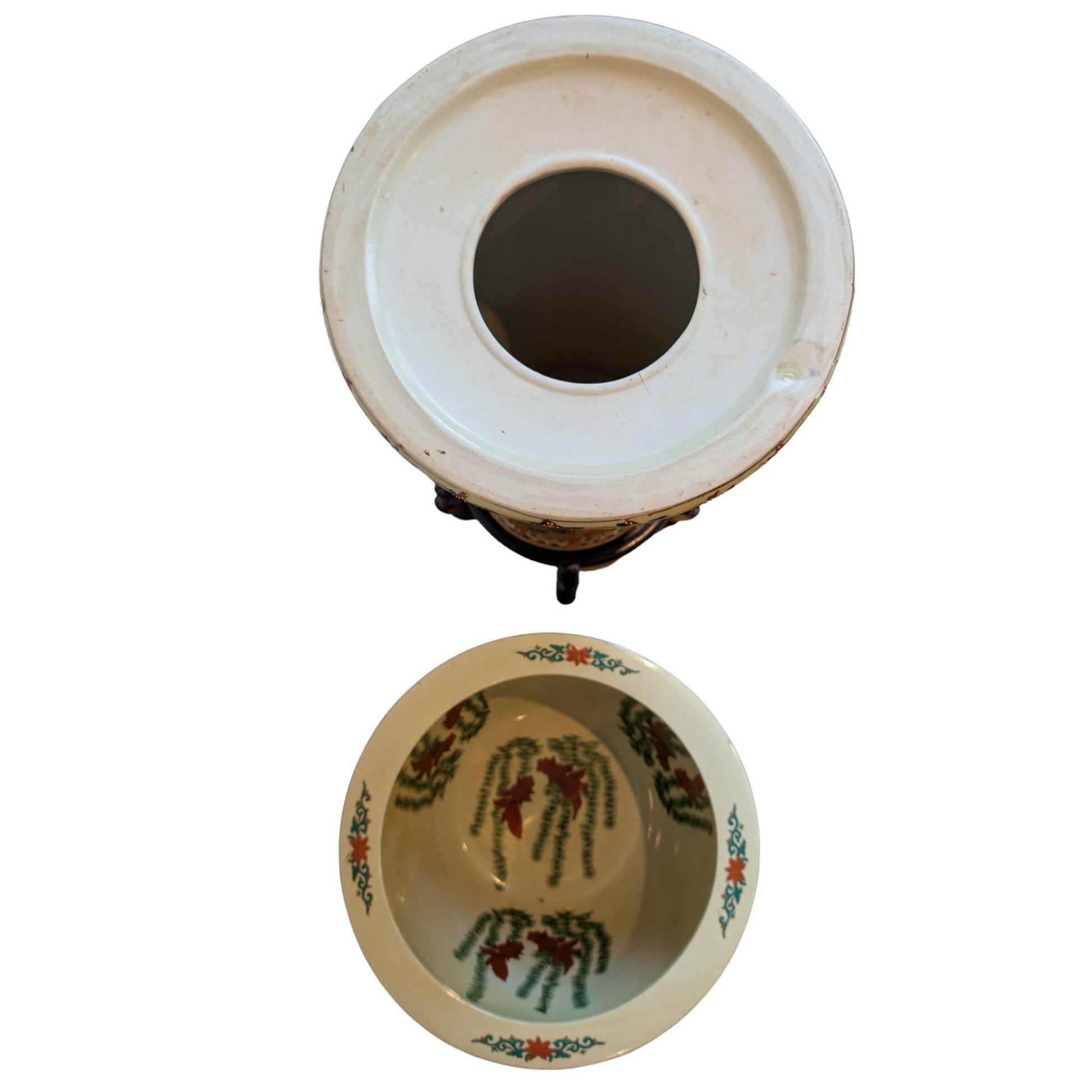 Antieke Satsuma pedestal vaas uit de vroege Taisho periode met florale motieven.