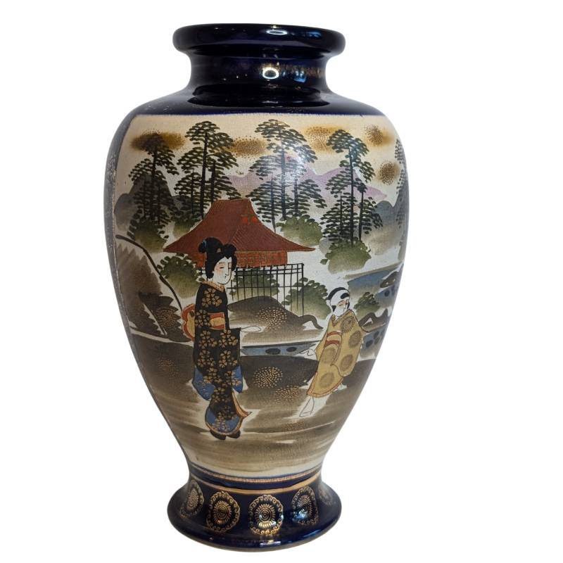 Decoratieve randen en geometrische patronen op de hals van de Japanse vazen