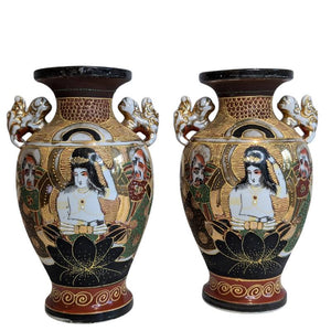 Set van Twee Satsuma-stijl Vazen met Handgeschilderde Decoraties – Japan, ca. 1900
