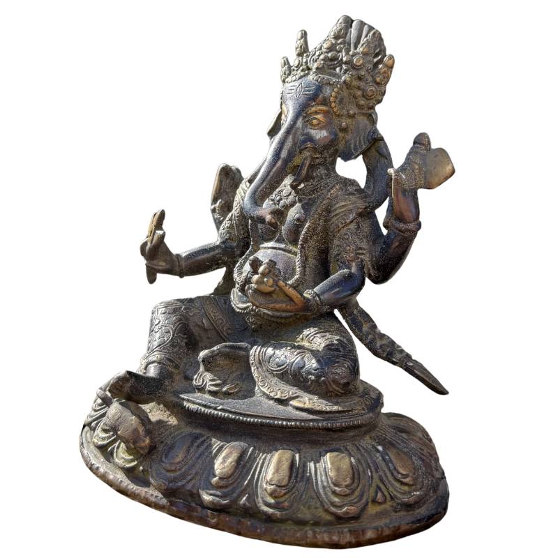 brons-20cm	Schuin vooraanzicht van het bronzen Ganesha beeld, tonend de ruimtelijke diepte en de rijke textuur van het metaal.