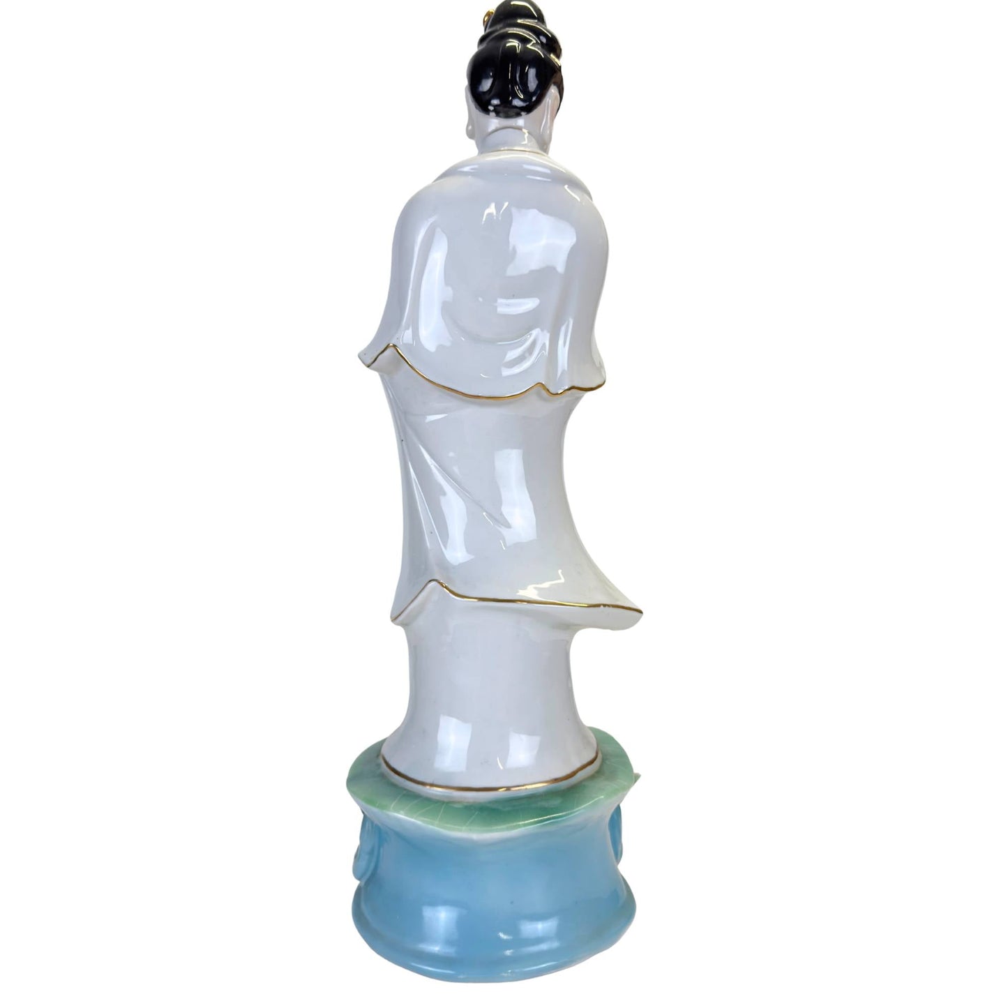 Close-up van het serene gezicht van Guan Yin met vergulde haartooi en lippen.