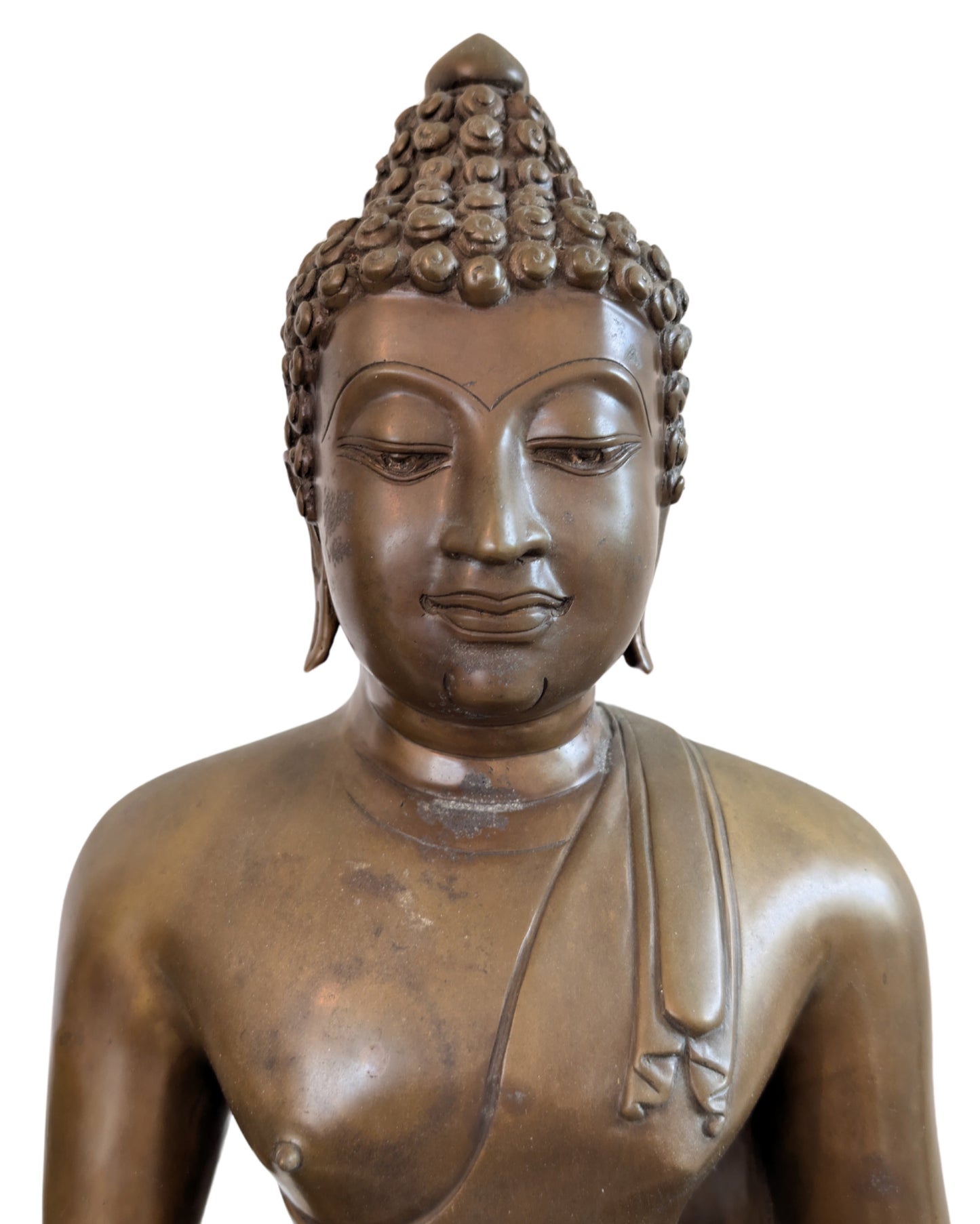 Close-up van het serene gezicht en de vlamvormige ushnisha van de Buddha.