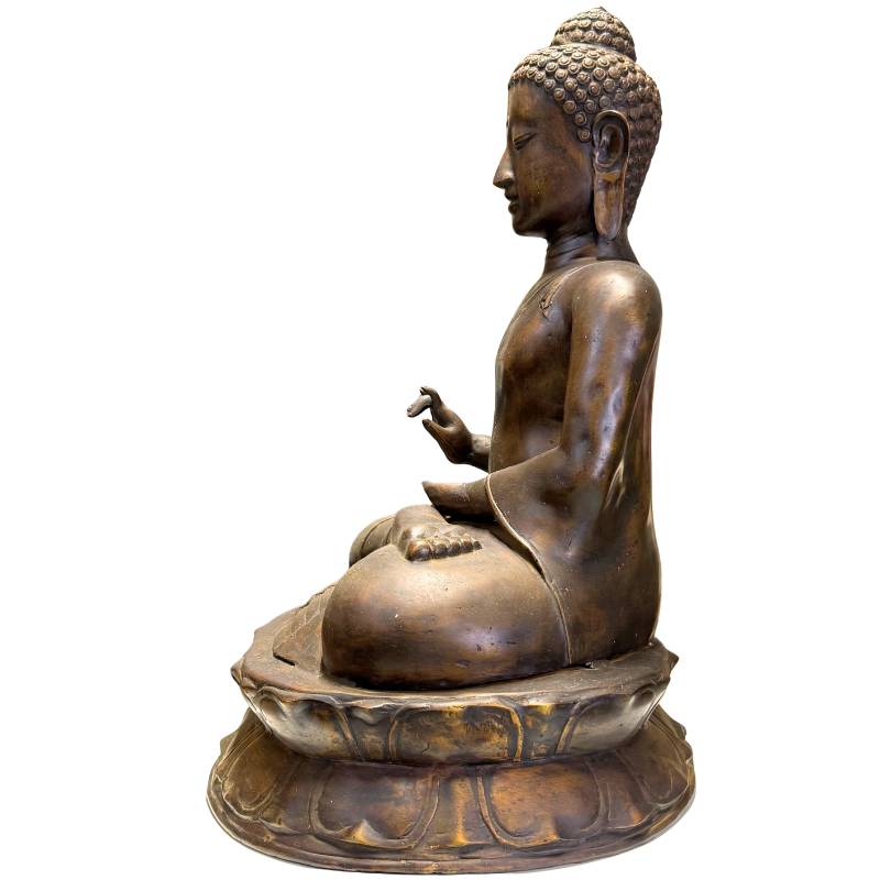 Detail van de volle gelaatstrekken en serene uitdrukking van de Javaanse Boeddha.
