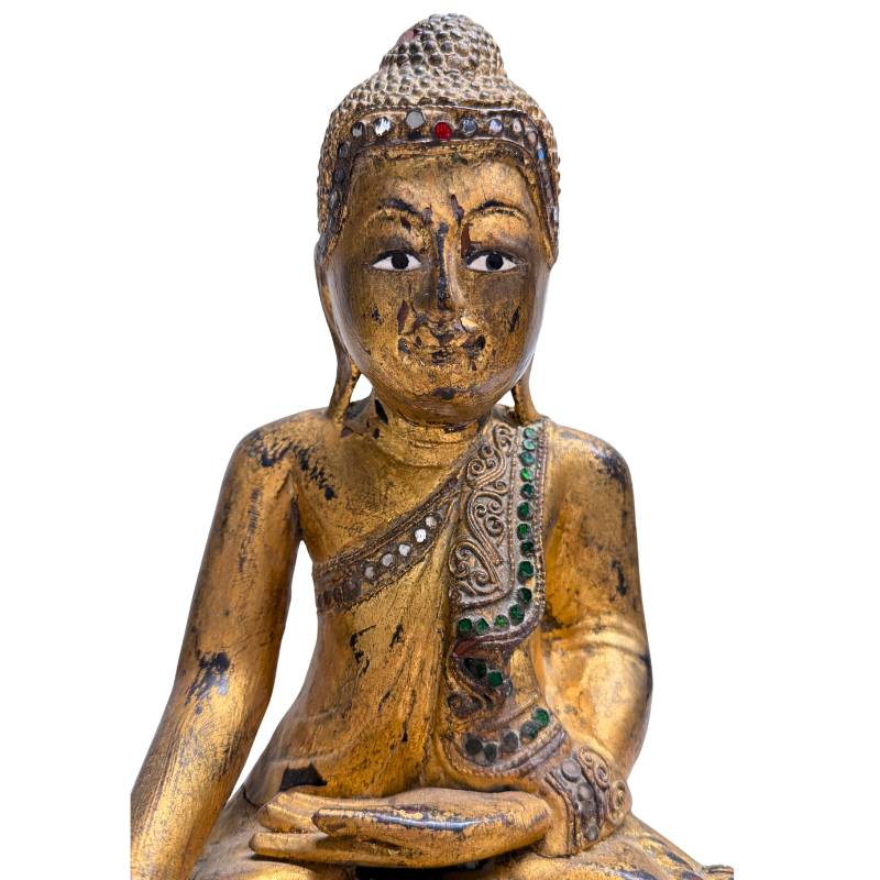 Close-up van het gelaat van de Mandalay Boeddha met de brede pata voorhoofdsband en prachtig doorleefde patina.