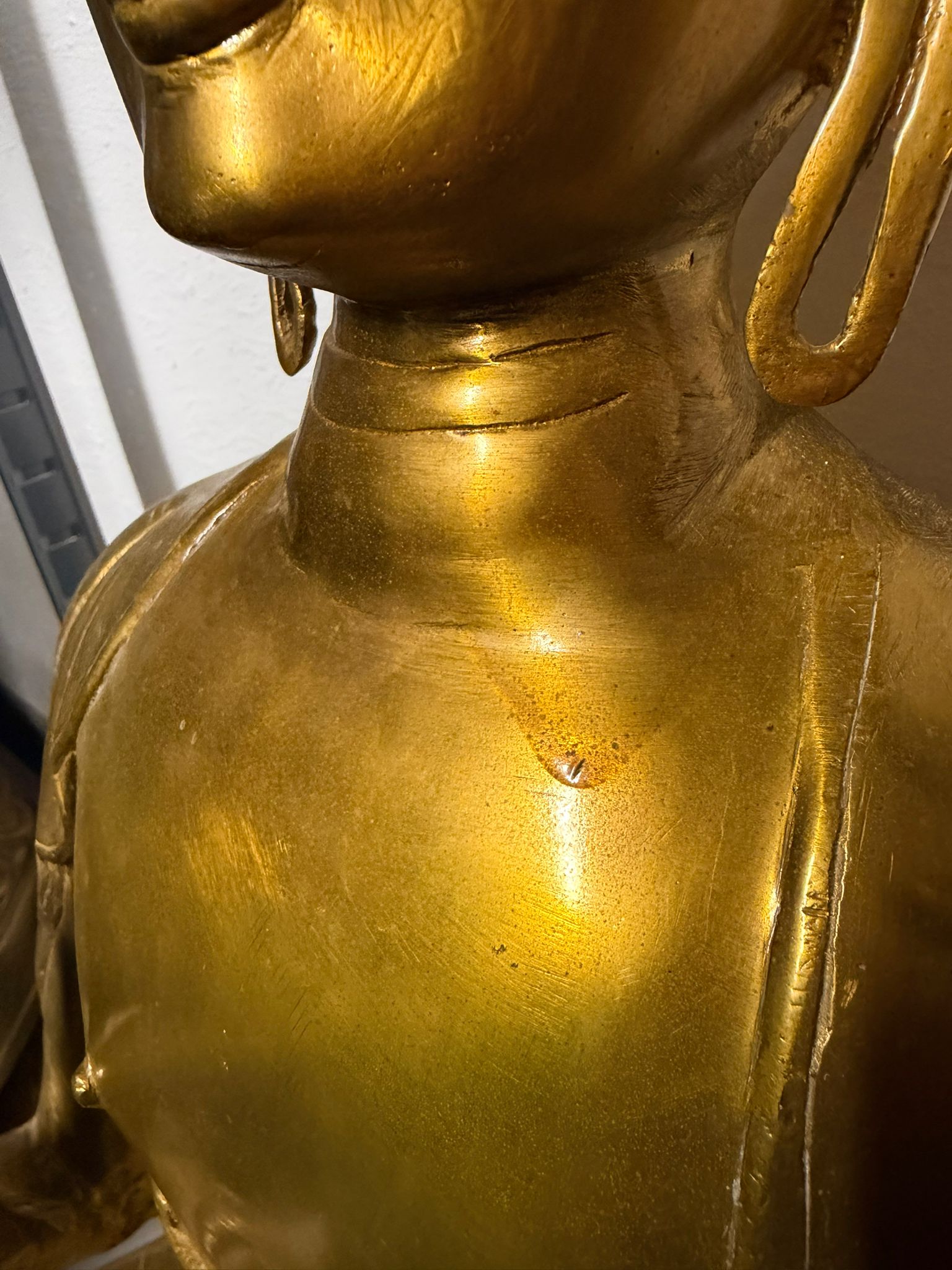 Shakyamuni Boeddha met Kasaya monniksgewaad in rijstveldpatroon, symbool voor wijsheid en verdienste
