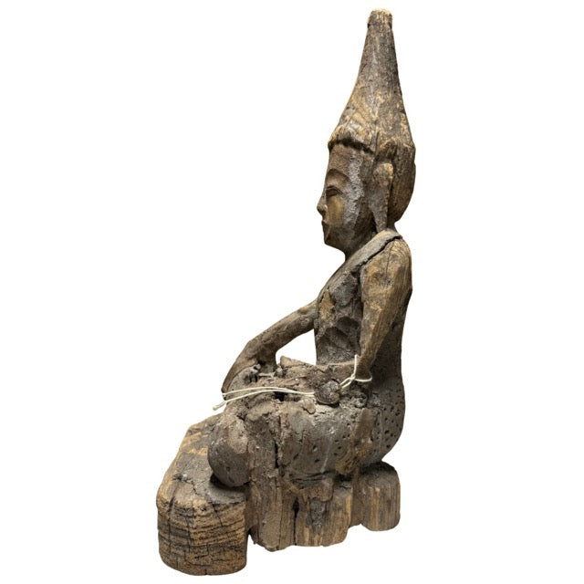 Shan Boeddha met hoog opgetrokken ushnisha en sobere meditatieve uitstraling