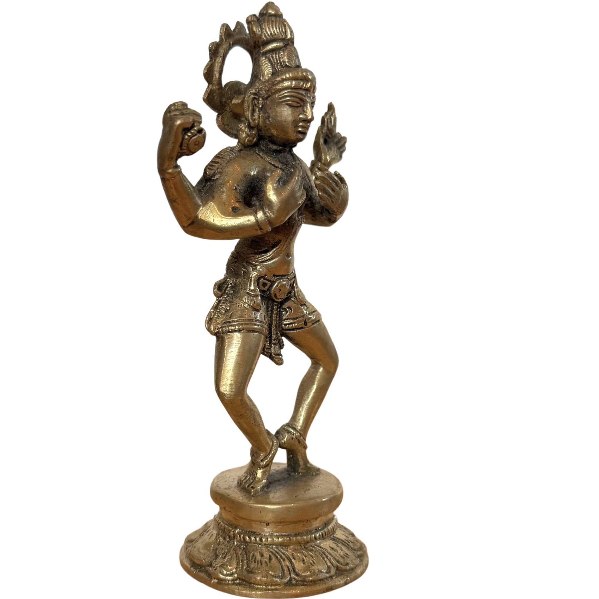 Driekwart aanzicht van de bronzen Shiva, tonend de dynamische beweging van de dans.