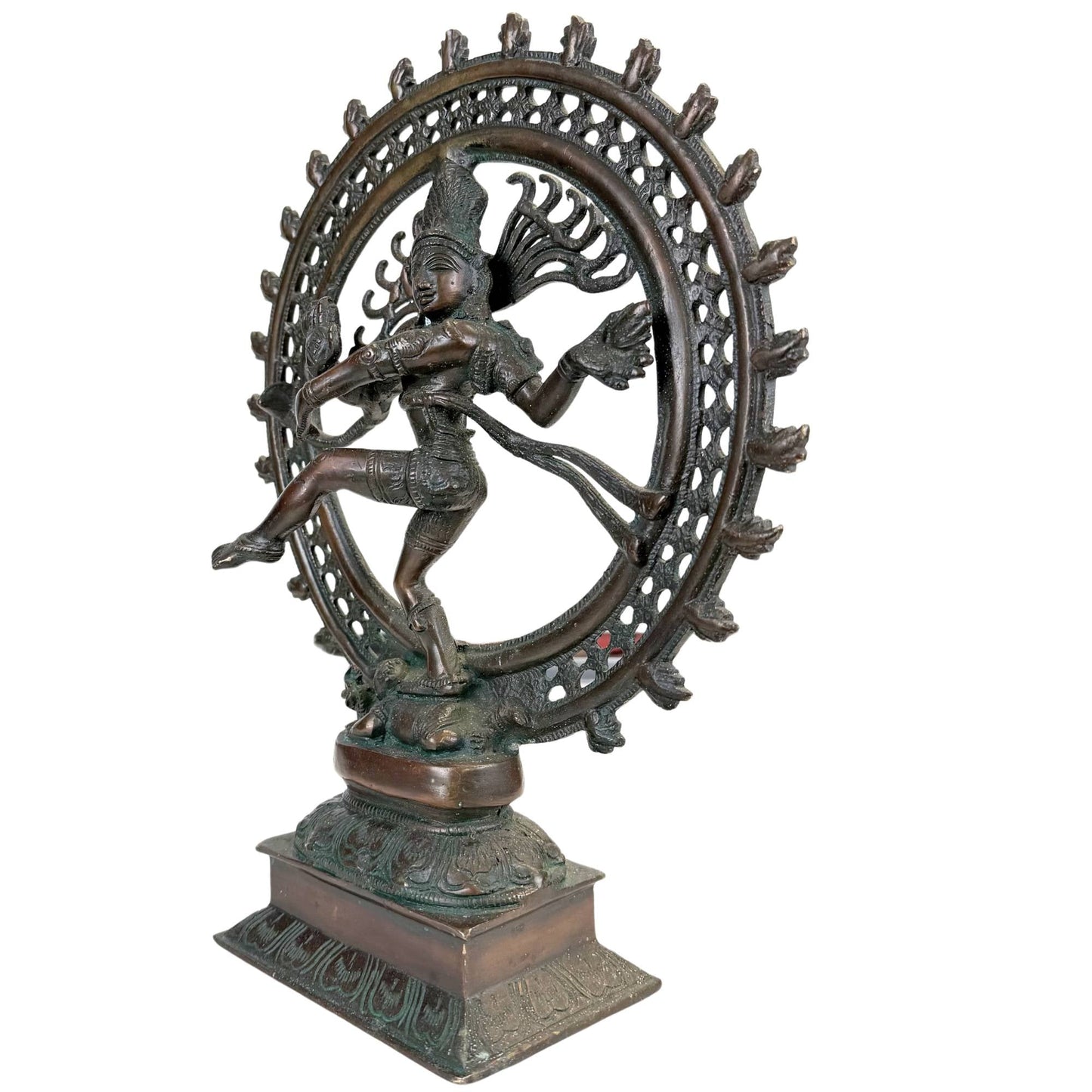 Shiva als dansende god in brons met kosmische ring, oude patina en krachtige Hindoe tempeluitstraling