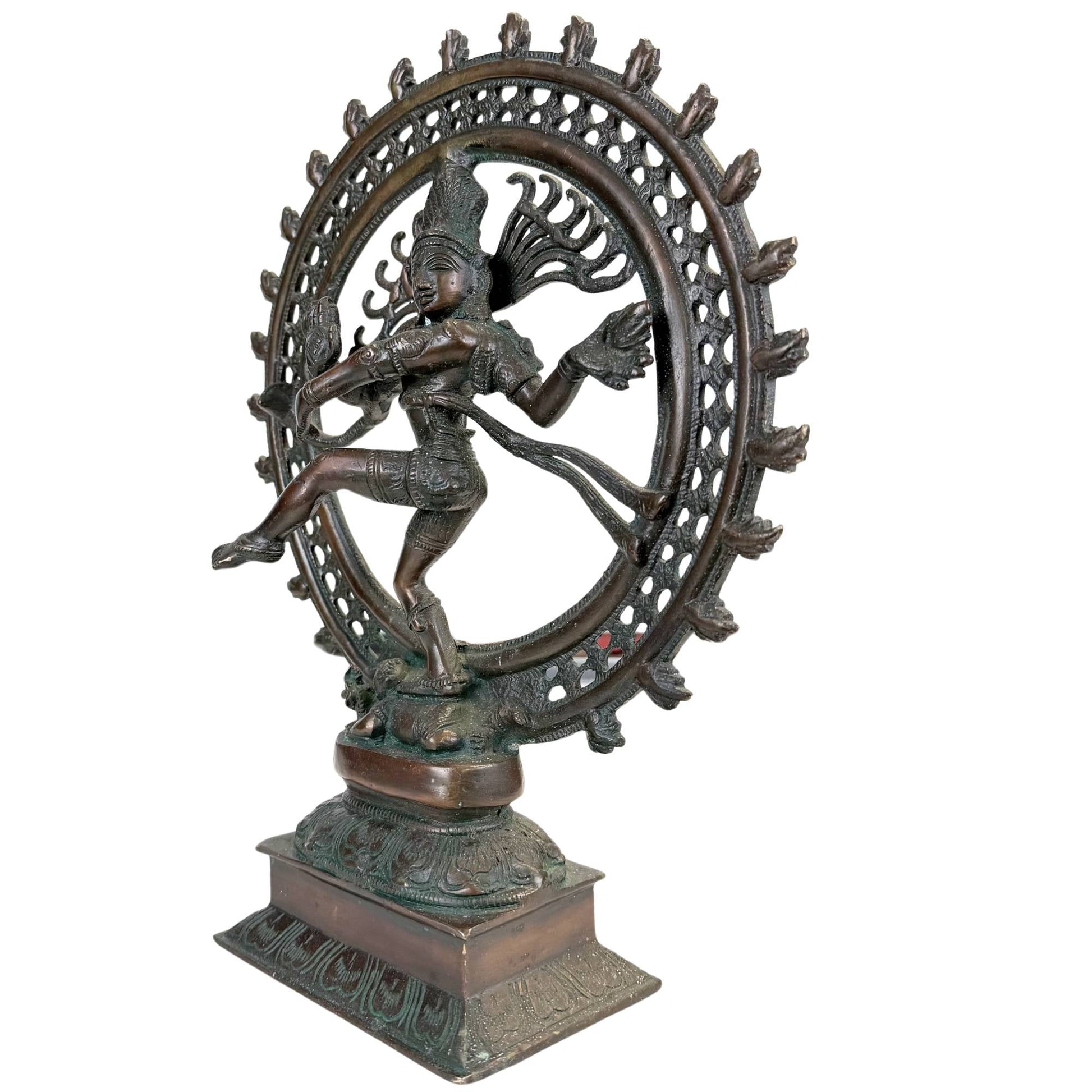 Shiva als dansende god in brons met kosmische ring, oude patina en krachtige Hindoe tempeluitstraling