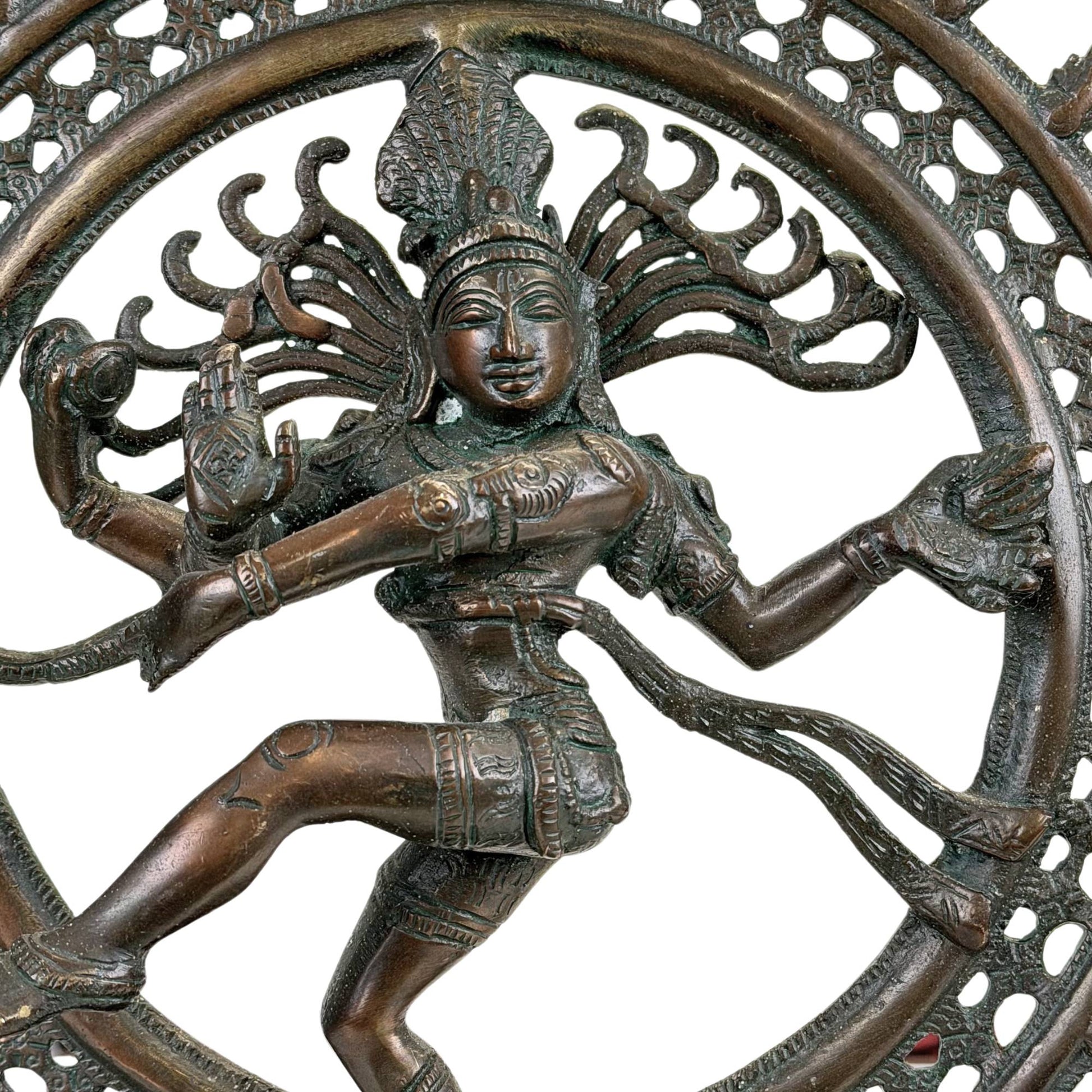 Antiek bronzen Shiva Nataraja met opengewerkte vlammenring, tempelpatina en klassieke danshouding