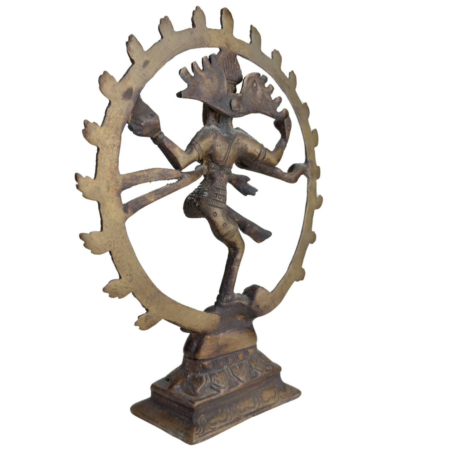 Zijaanzicht van bronzen Shiva Nataraja sculptuur met donkere afwerking