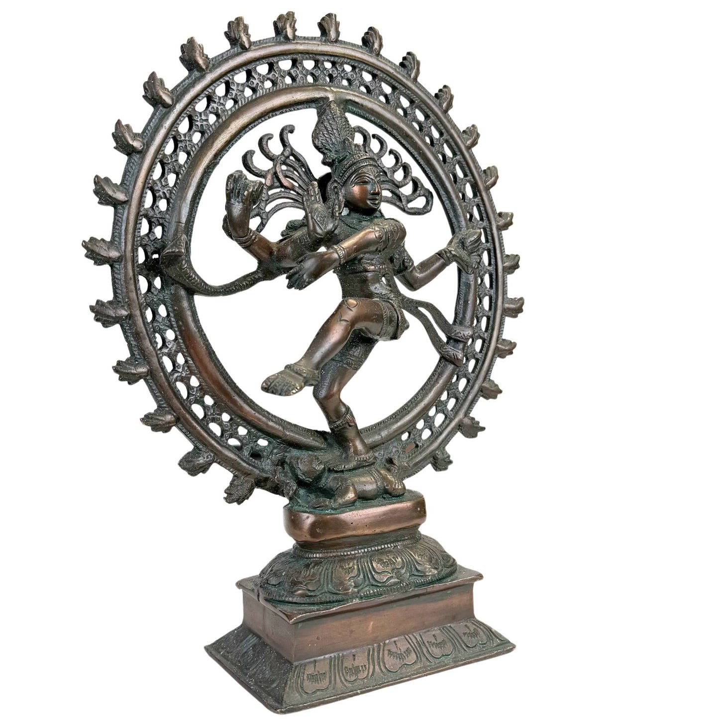 Shiva Nataraja bronsbeeld met kosmische vuurring, dansende houding en demon onder de voet
