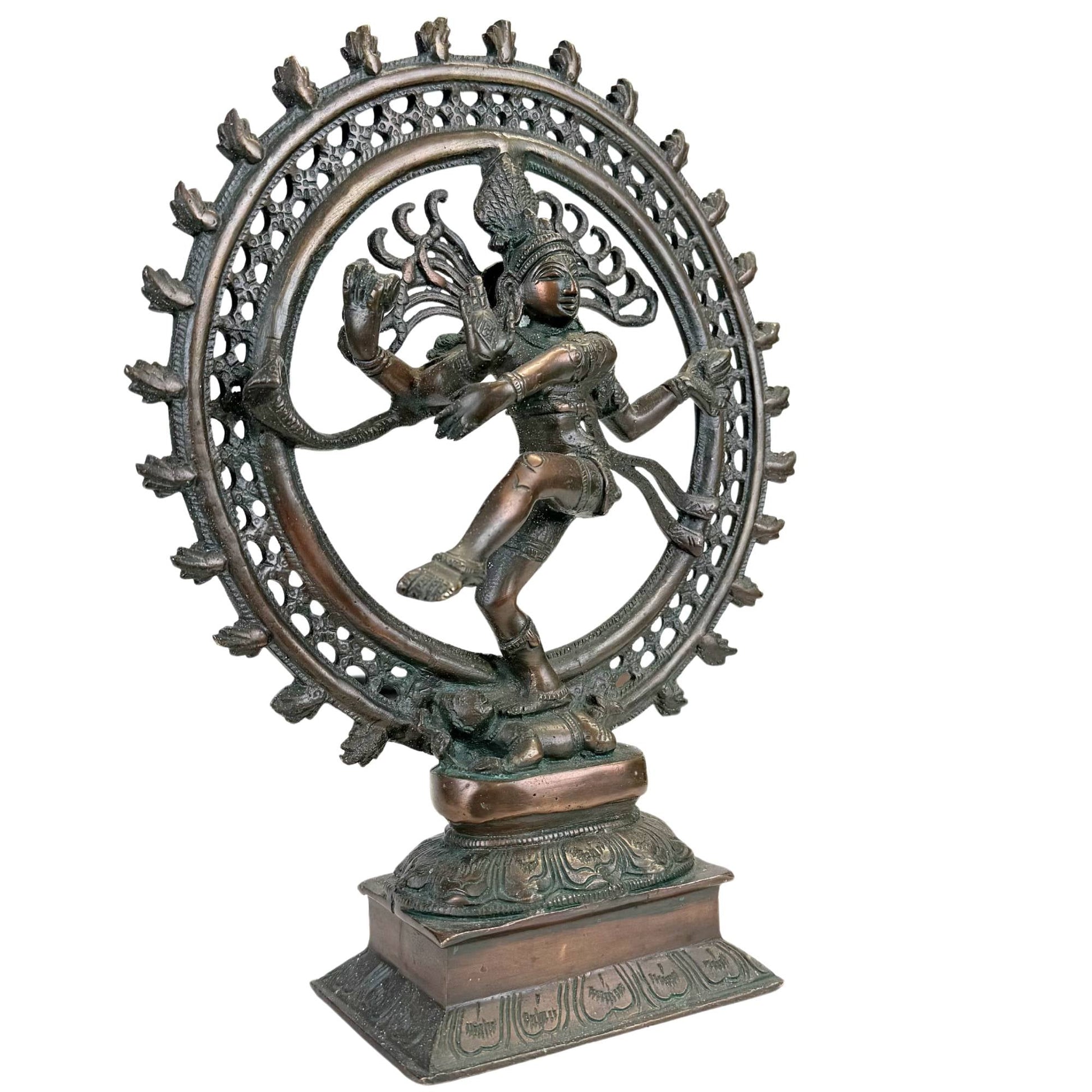 Shiva Nataraja bronsbeeld met kosmische vuurring, dansende houding en demon onder de voet