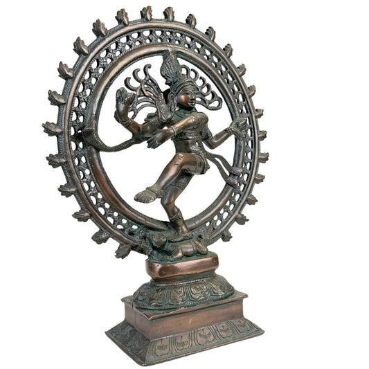 Shiva Nataraja bronsbeeld met kosmische vuurring, dansende houding en demon onder de voet