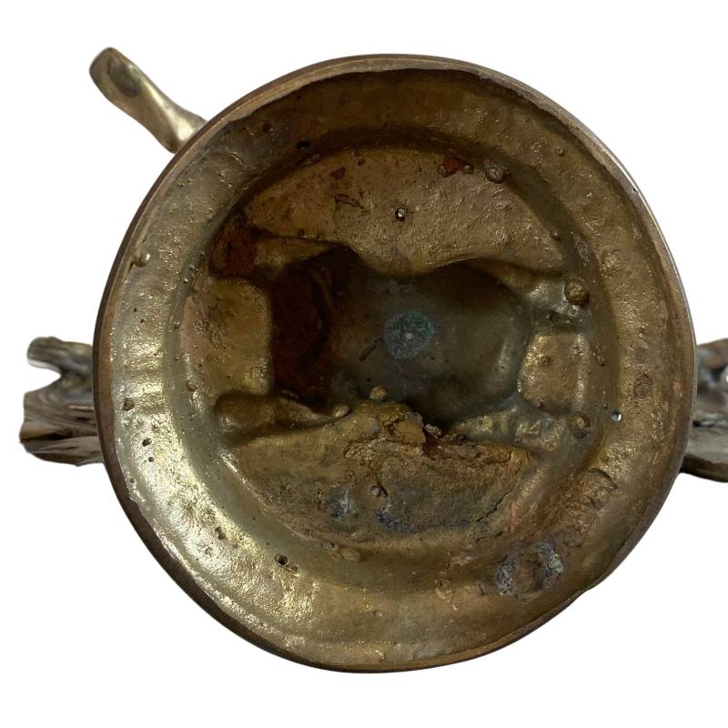 Detail van de bewerkte basis van het bronzen Shiva beeld.
