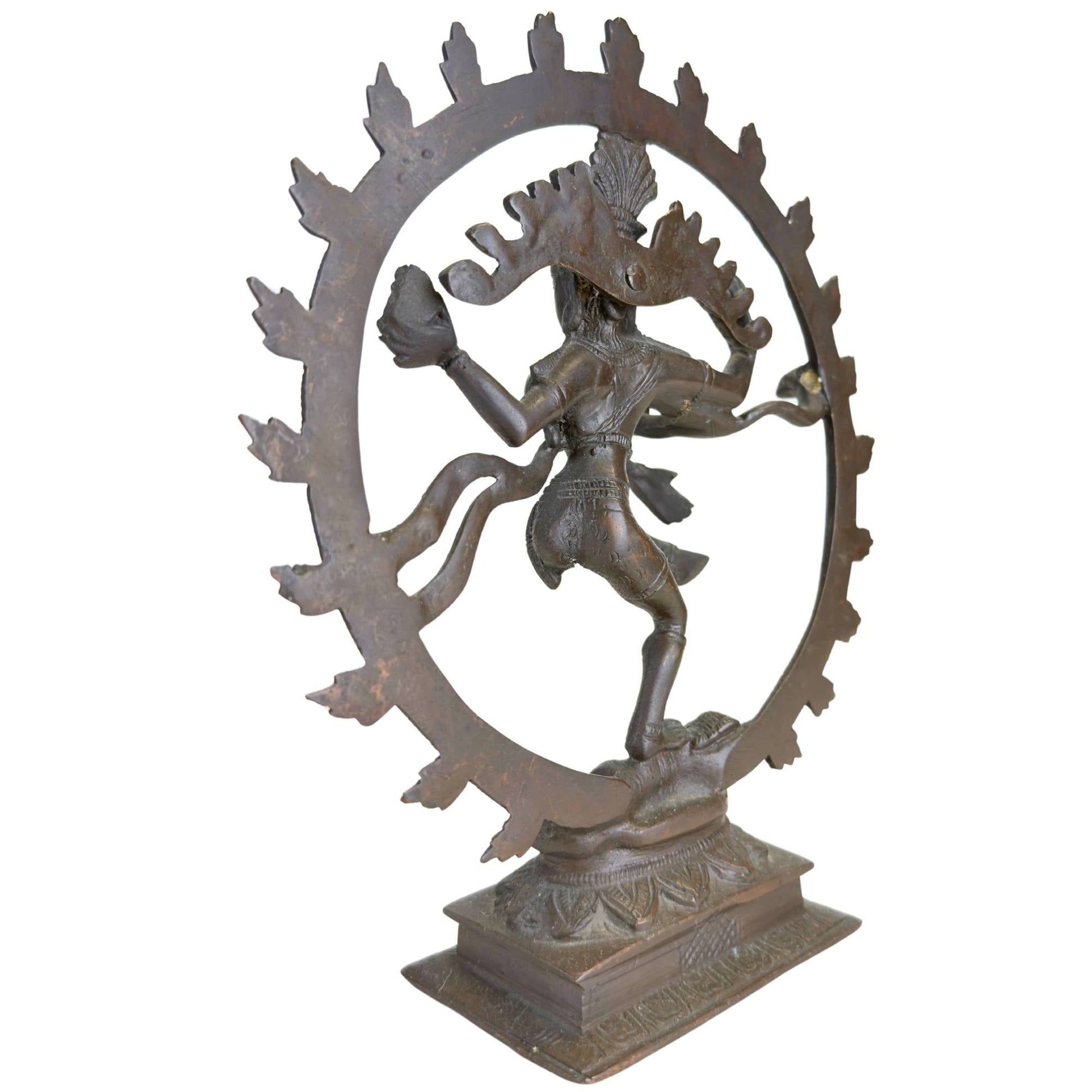 Shiva Nataraja sculptuur met gedecoreerde lotusbasis en geometrisch reliëf op de sokkel