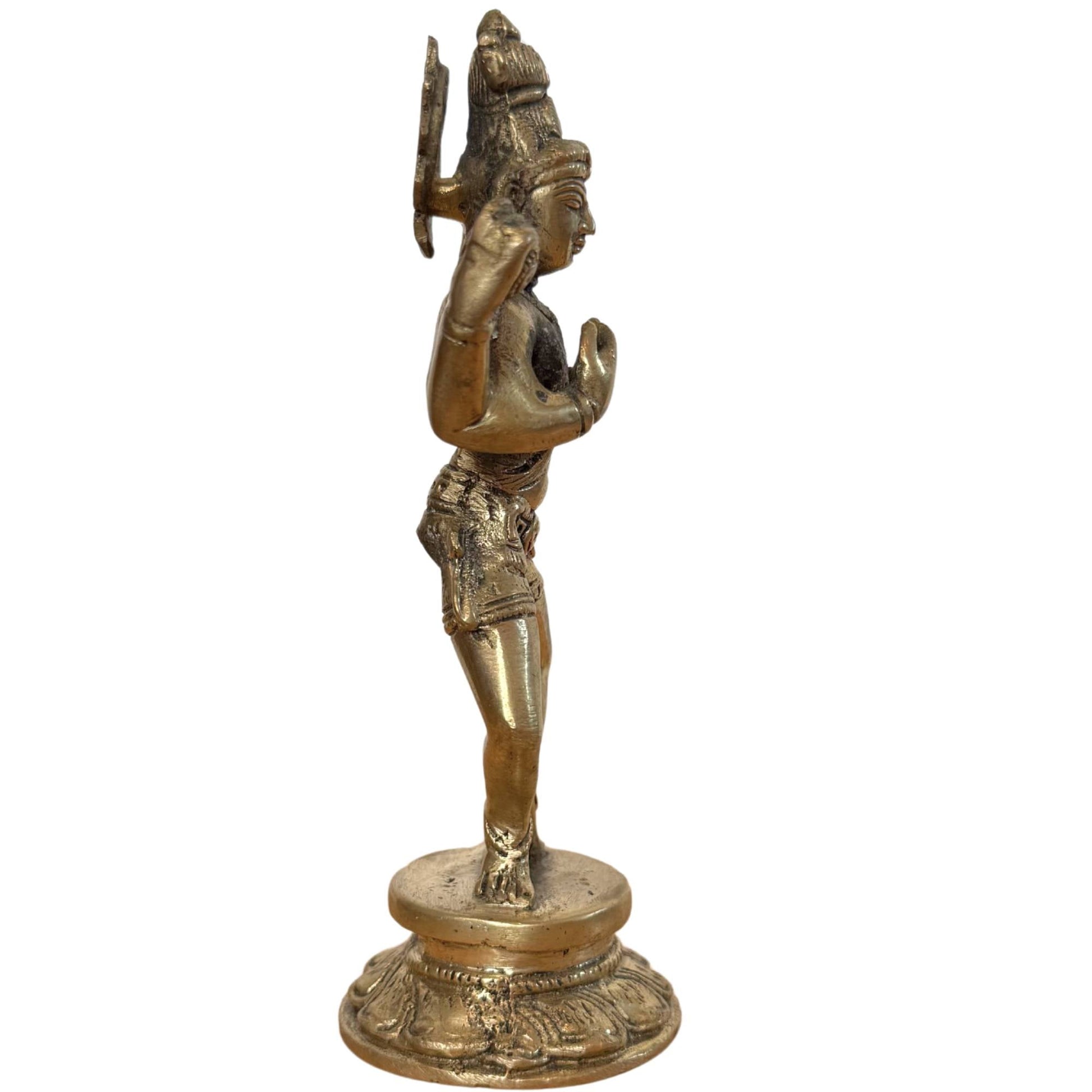 Linkerprofiel van het Shiva-beeld, focus op de vlam en de gestrekte arm.