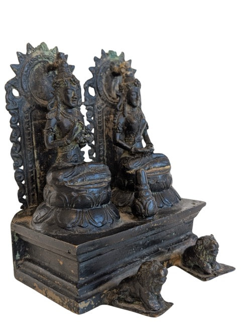 Zeldzaam 18e eeuws Shiva en Parvati ensemble uit Nepal met warme, doorleefde uitstraling