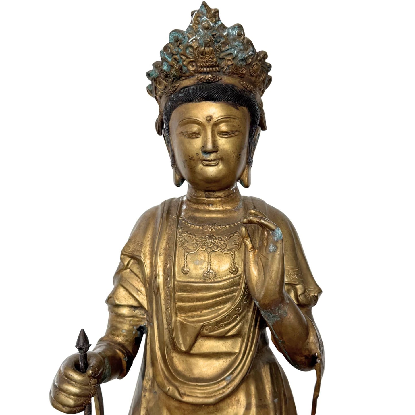 Close-up van het gezicht en bovenlichaam, tonend de mannelijke gelaatstrekken van de Sho-Kannon en de gelaagde patina van de resterende vuurvergulding.