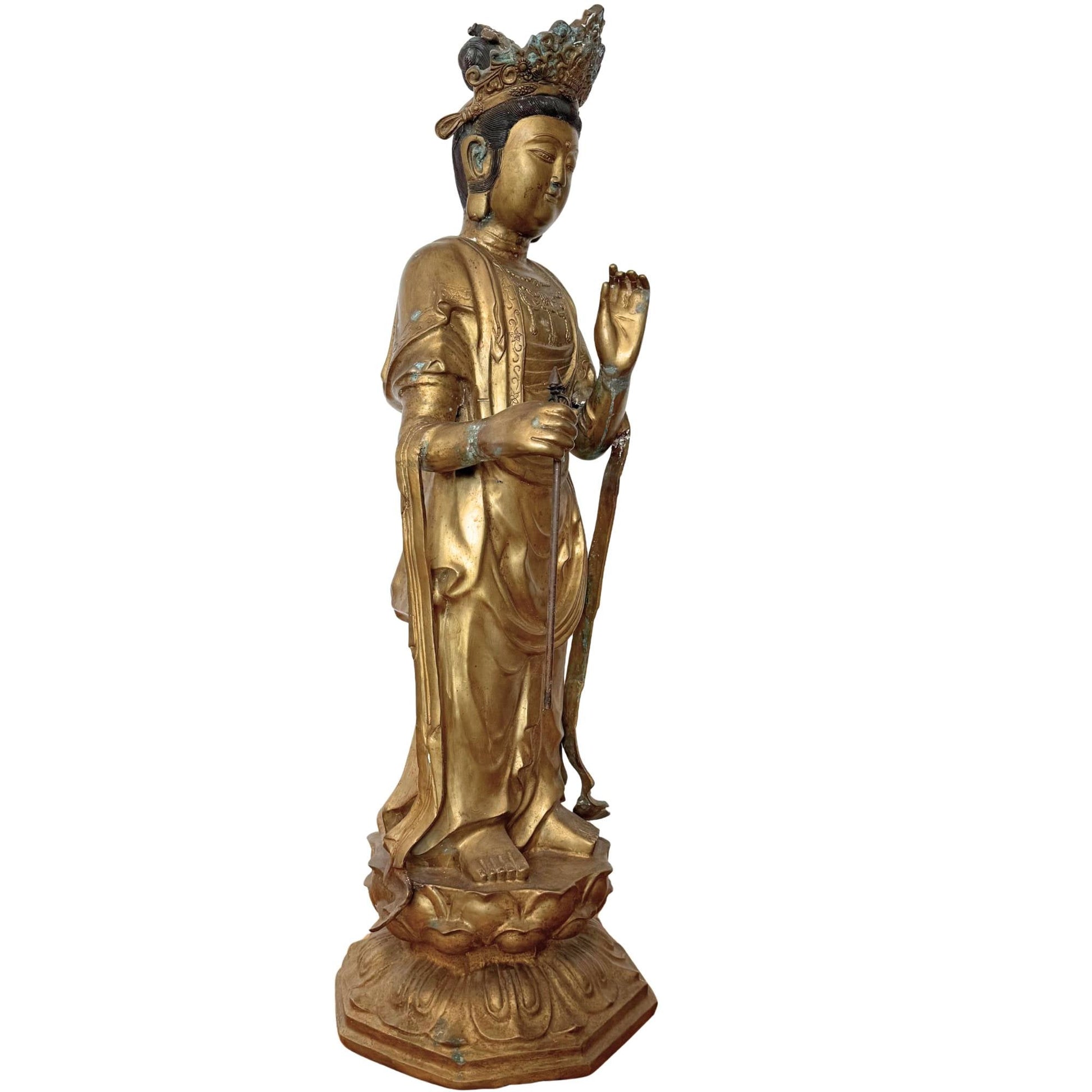 Zijaanzicht links van de Sho-Kannon, tonend de mudra-houding van de hand en de verfijnde gravering van de kledingzoom.