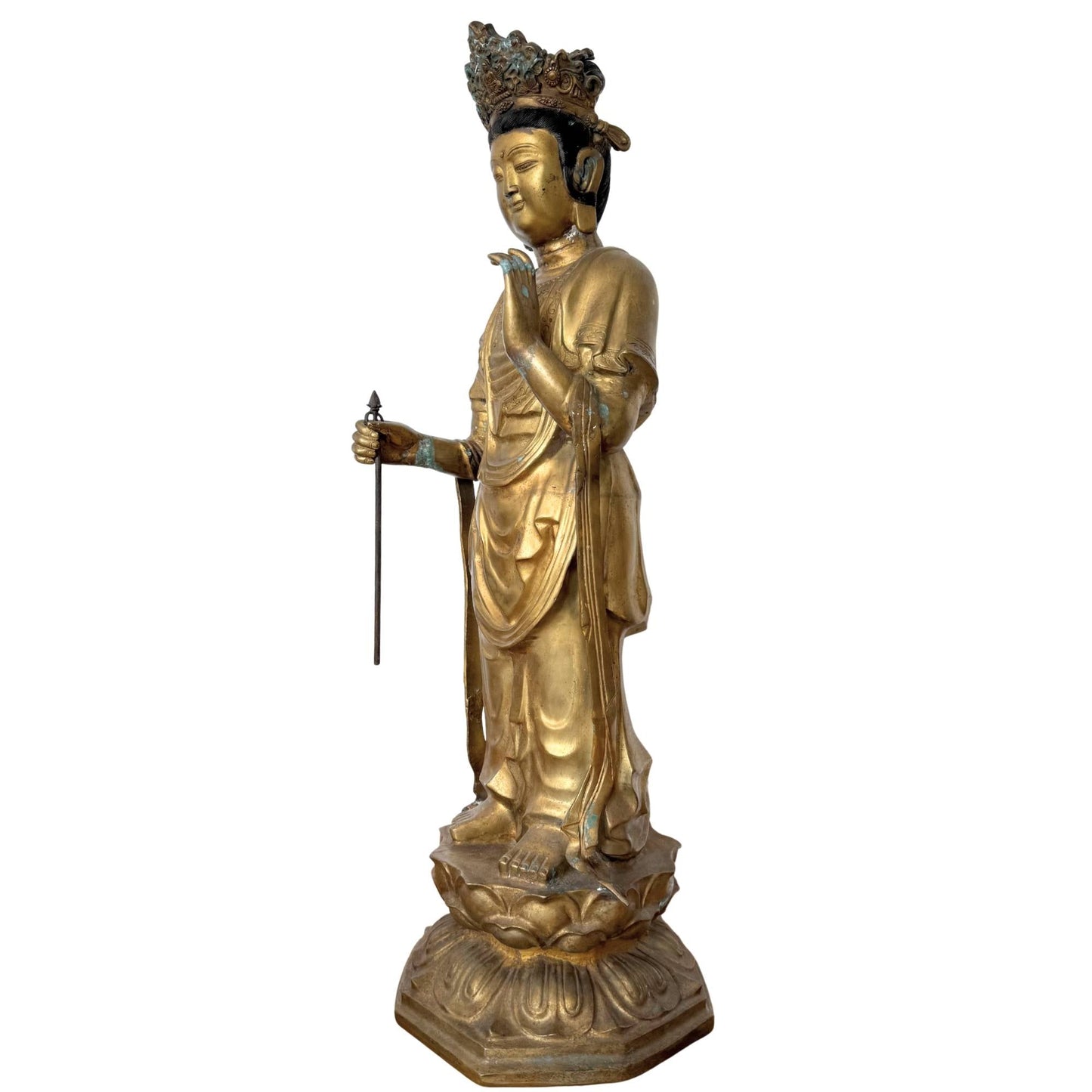 Schuin vooraanzicht van de Sho-Kannon Bodhisattva, tonend de verticale lijnvoering en de dunwandige gieting van het 23 kg zware brons