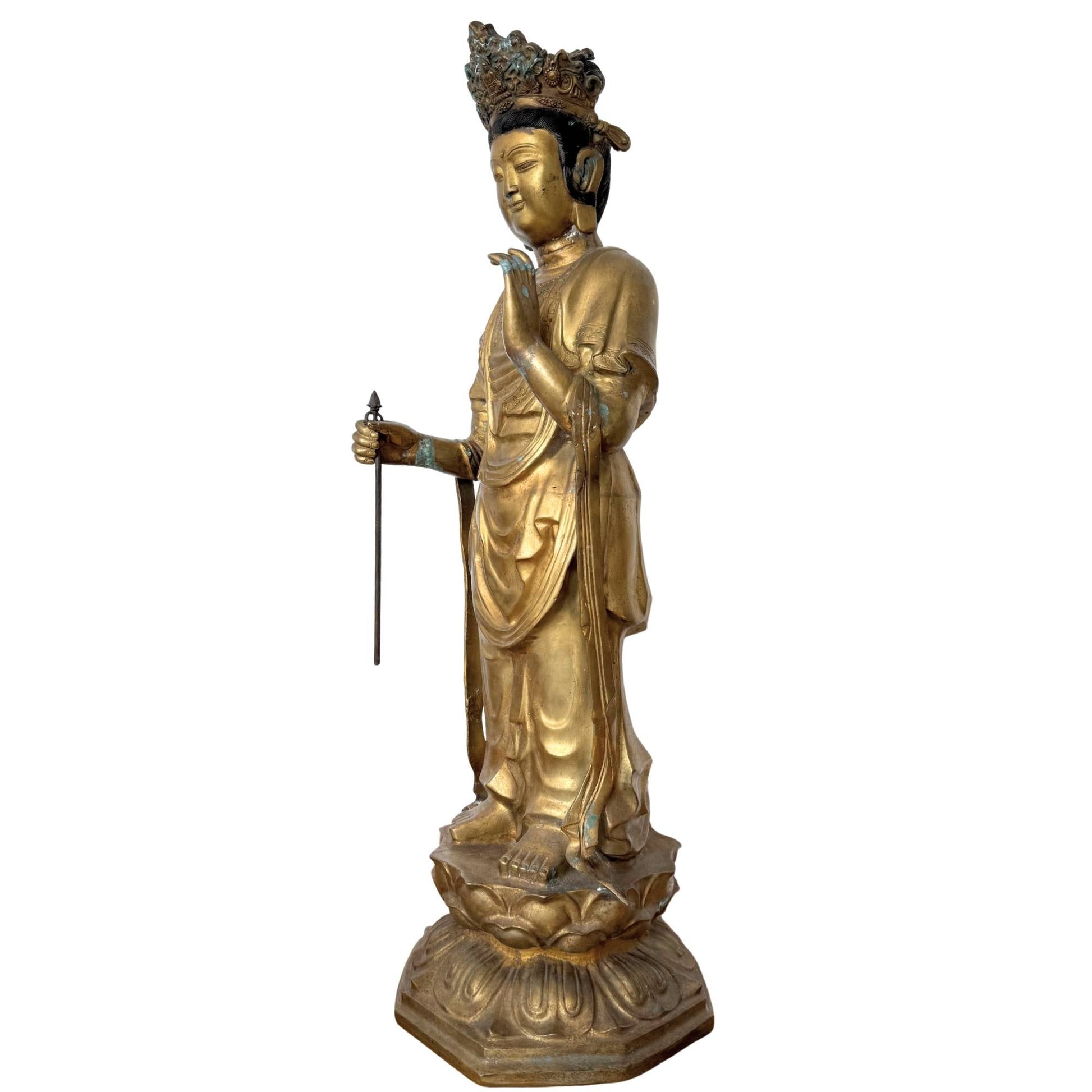 Schuin vooraanzicht van de Sho-Kannon Bodhisattva, tonend de verticale lijnvoering en de dunwandige gieting van het 23 kg zware brons