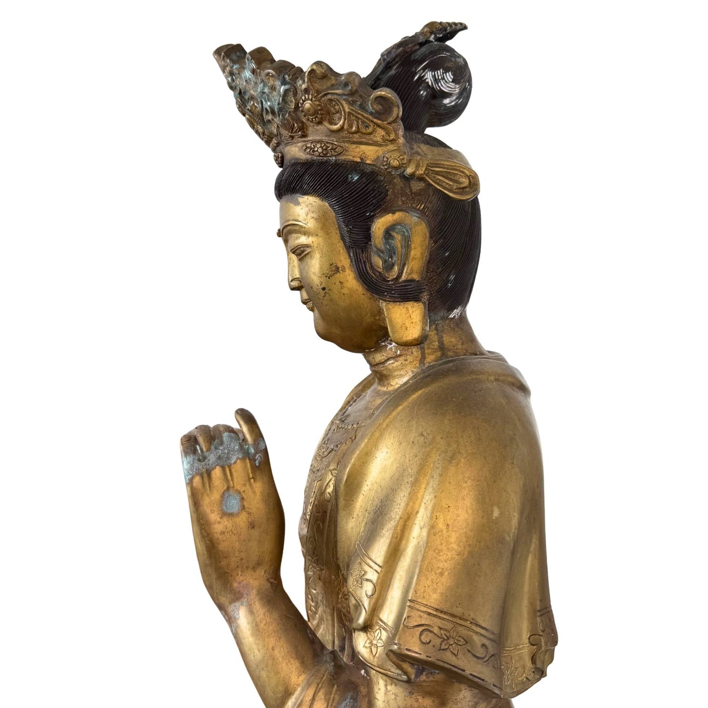 Detailopname profiel links, tonend de scherpe lijnvoering van de Japanse gietkunst en de natuurlijke mineralisatie op het metaaloppervlak.
