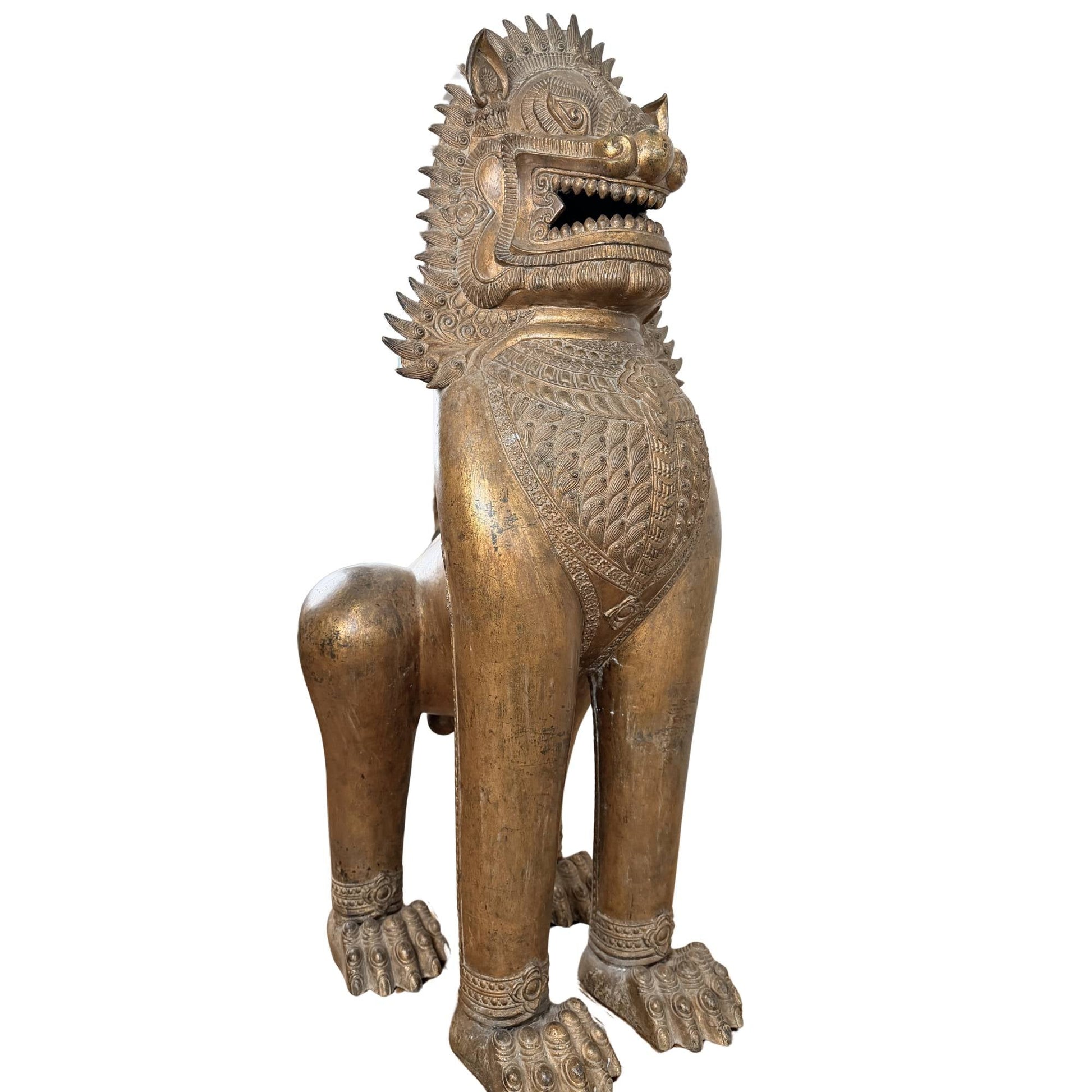 Siamese guardian lion met oude vergulding, monumentaal boeddhistisch wachtersbeeld uit Thailand