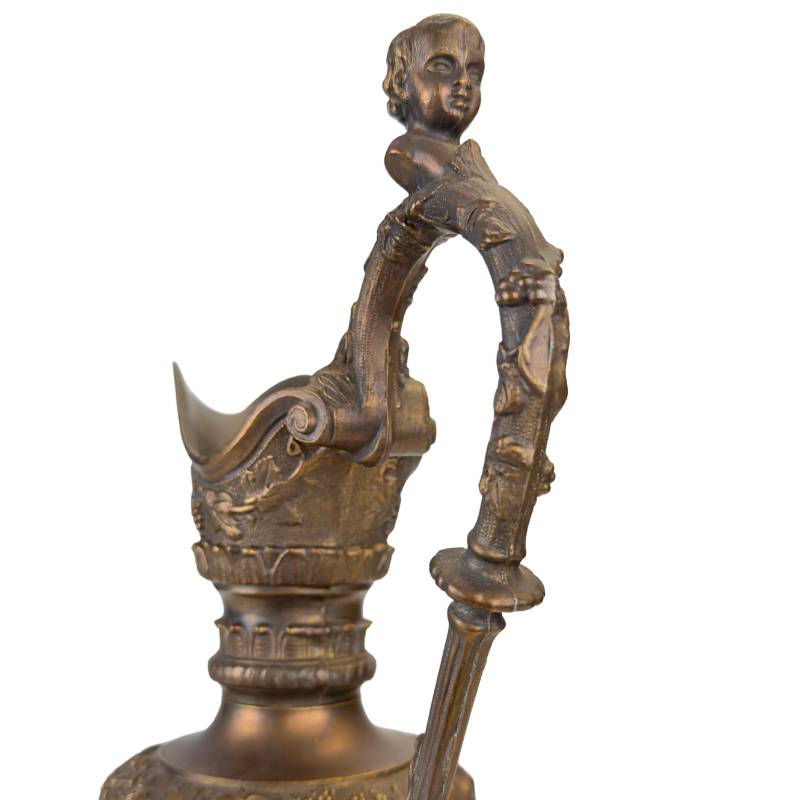 sierlijke bronzen kan met putti decoratie uit europa