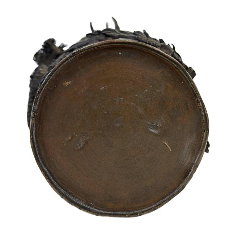 Vazen van sonoor 'bell-metal' brons met een heldere, langdurige resonantie.