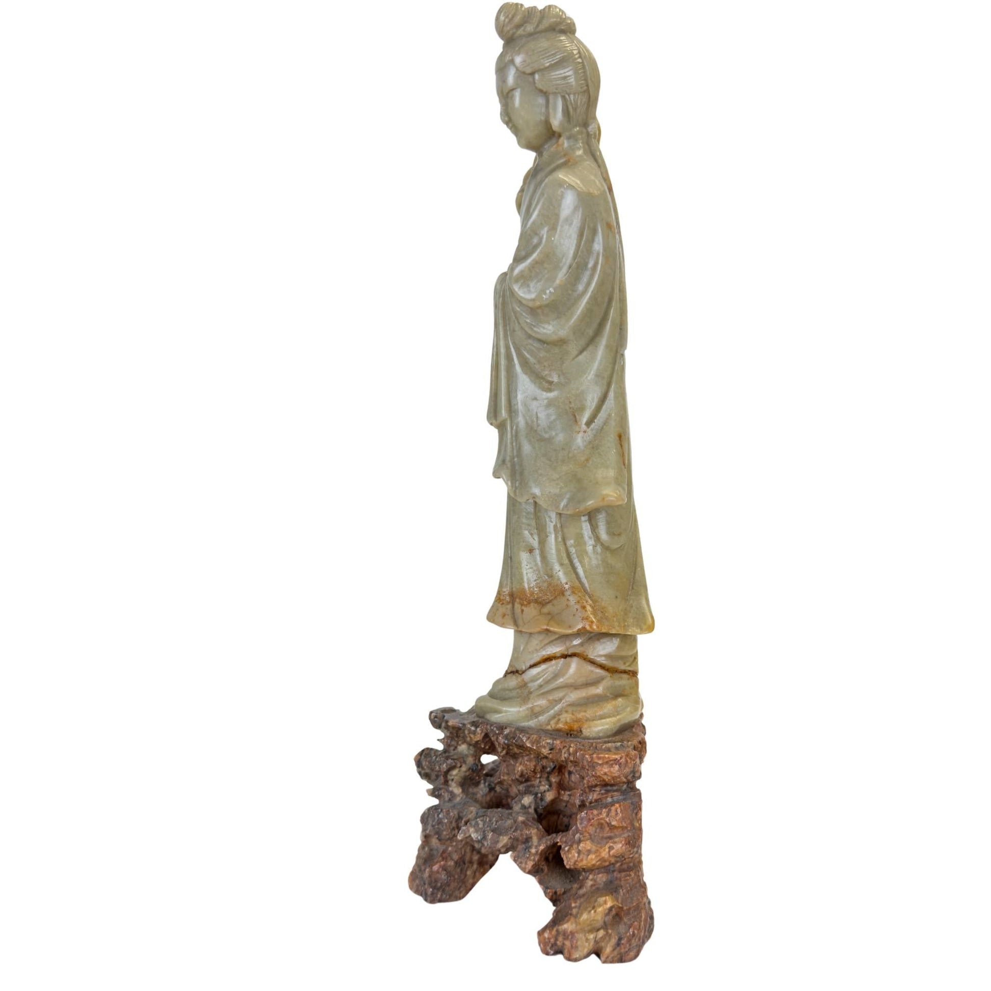 Massief speksteen sculptuur als symbool voor innerlijke kracht, moed en zelfvertrouwen.