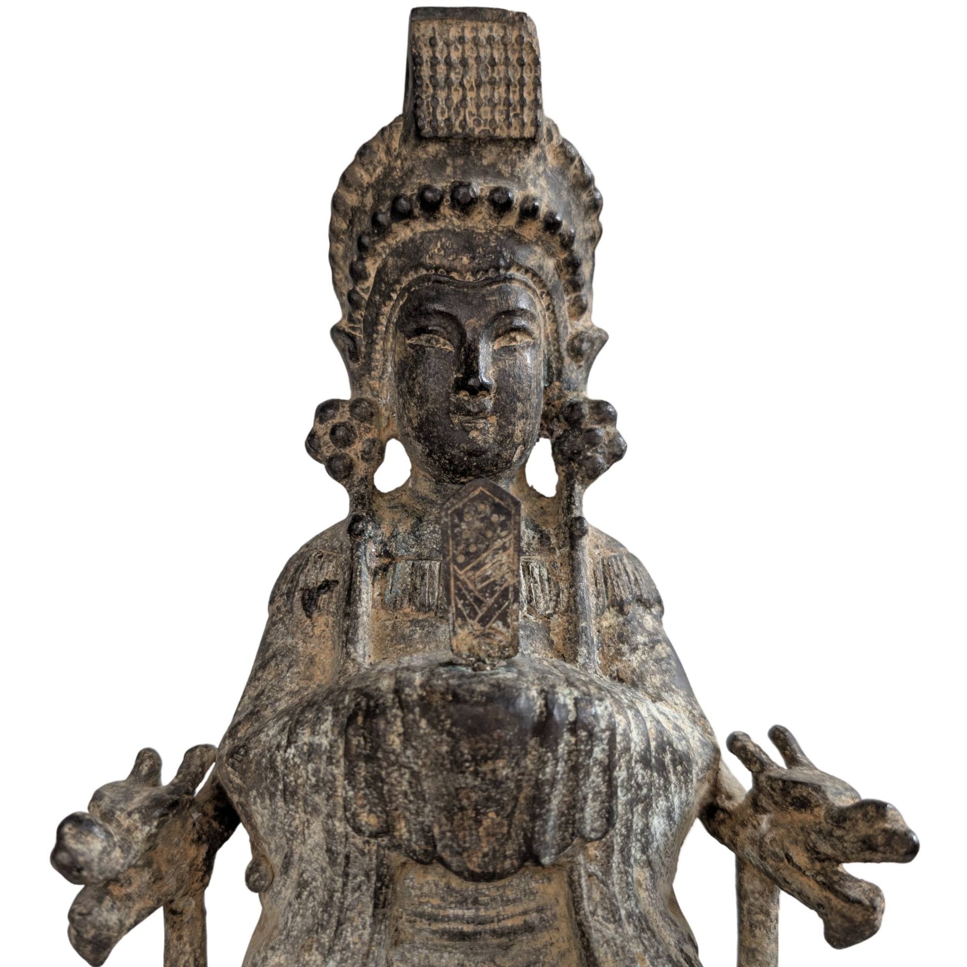 Spiritueel object van Guanyin op drakentroon met rituele geschiedenis.