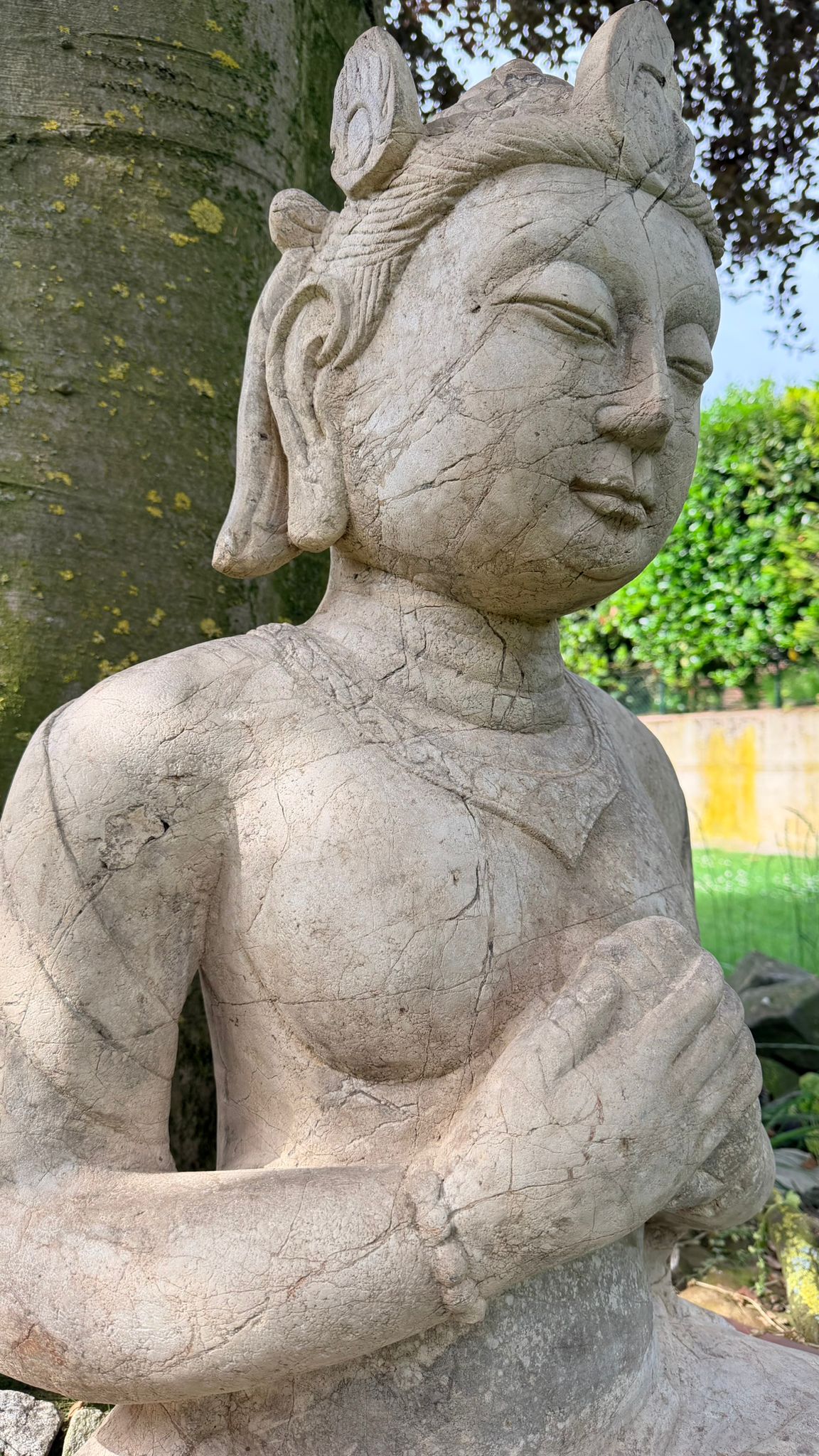 Spiritueel stenen beeld geïnspireerd door Javaanse tempelkunst
