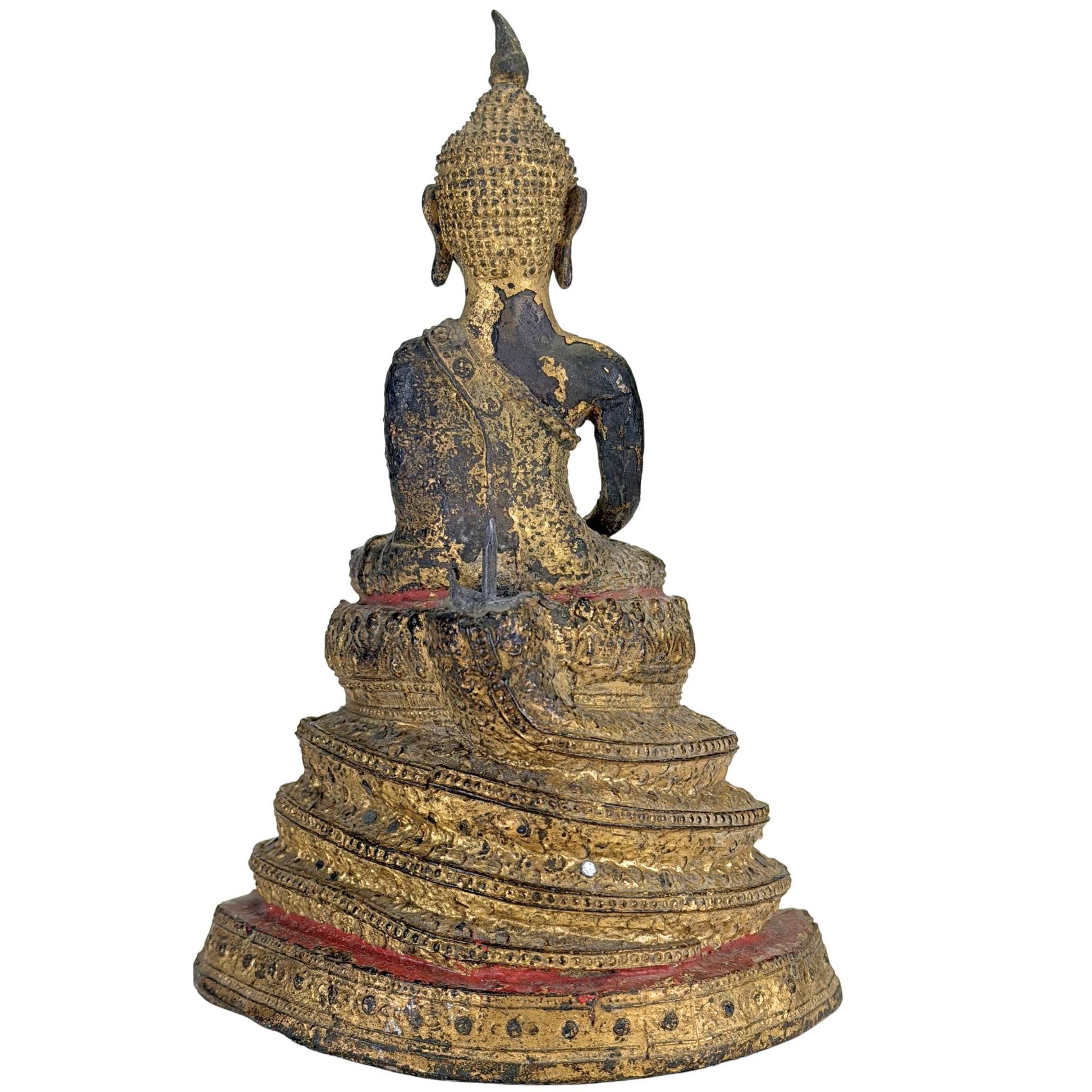 Spiritueel Thais Boeddha beeld met beschermende Naga slang en tempelbasis