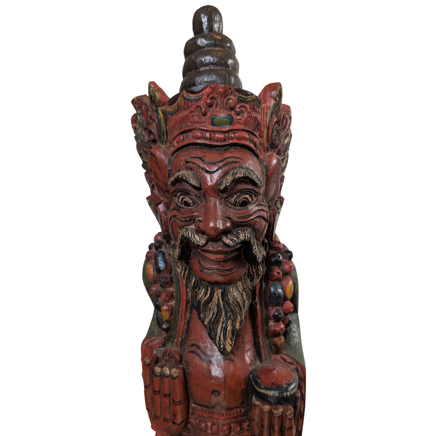 Indonesisch tempelwachter beeld geplaatst bij een entree voor spirituele bescherming.