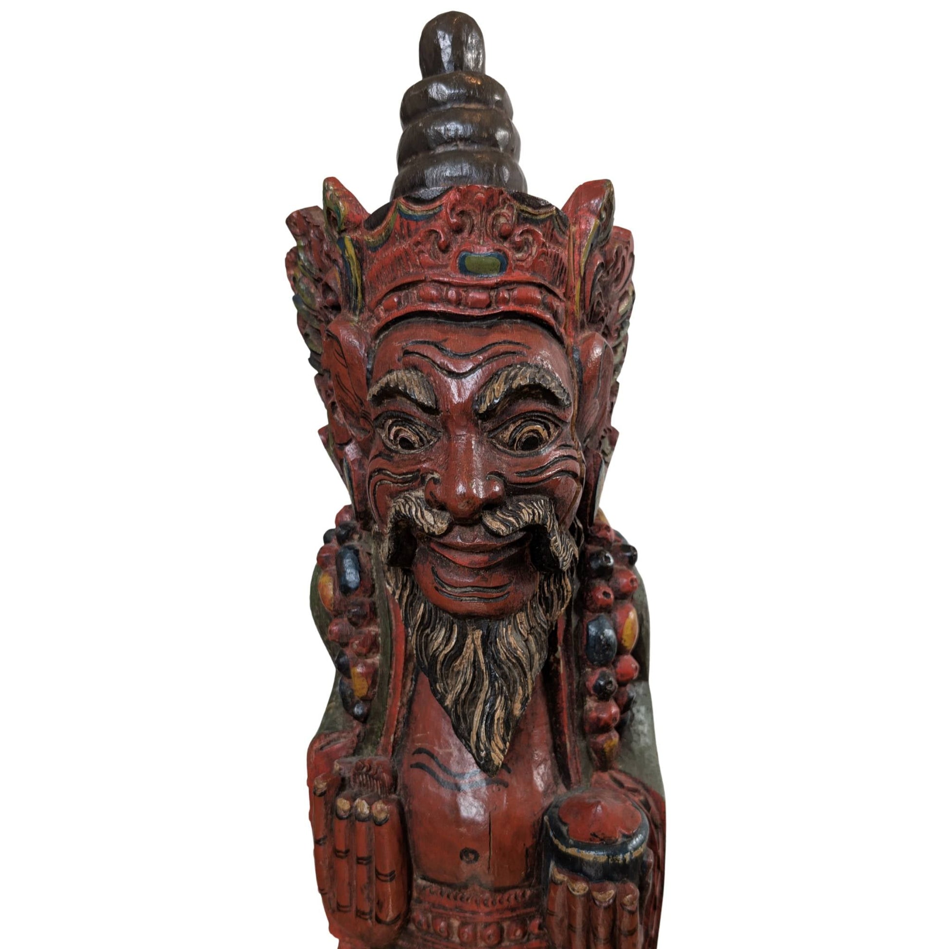 Indonesisch tempelwachter beeld geplaatst bij een entree voor spirituele bescherming.