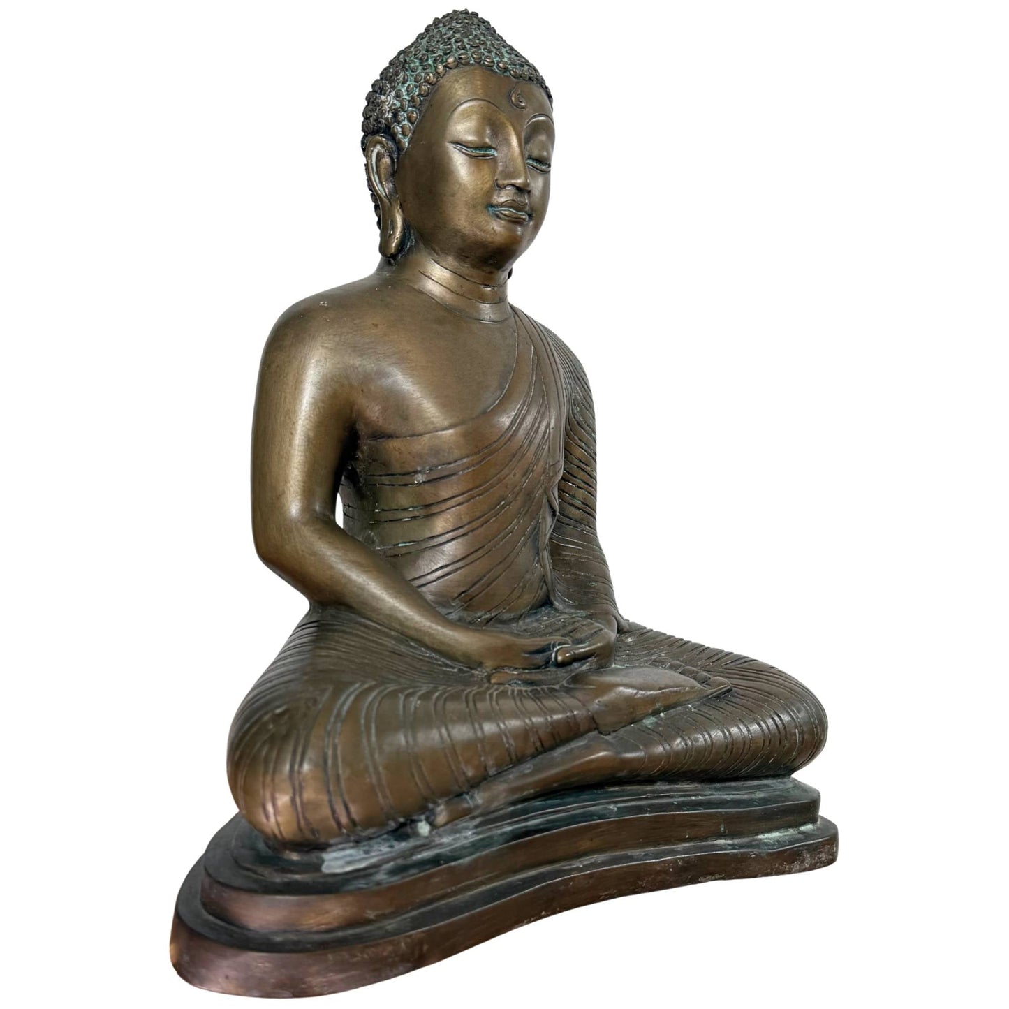Bronzen Boeddha met strak gewaad gericht op spirituele focus