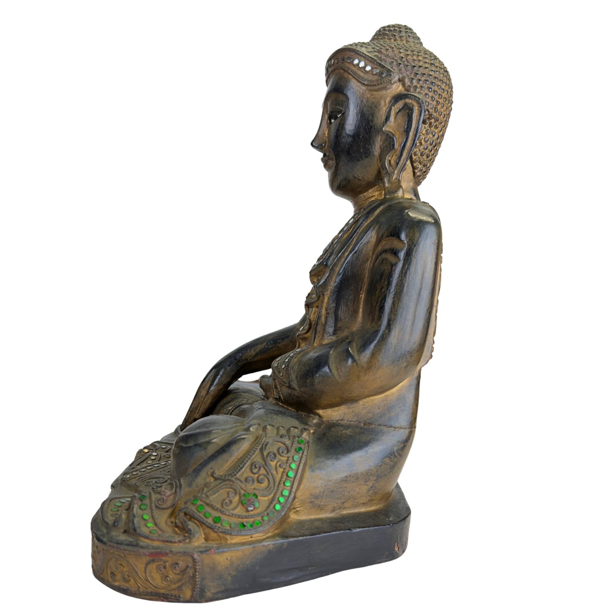 Spirituele houten Boeddha in klassieke Mandalay-traditie