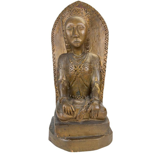 Sri Devi houten tempelfiguur met vergulding in nis uit Zuidoost-Azië