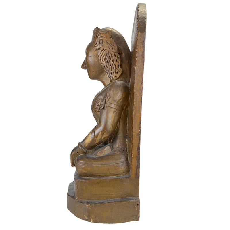Sri Devi nisbeeld van hout in decoratieve tempelstijl