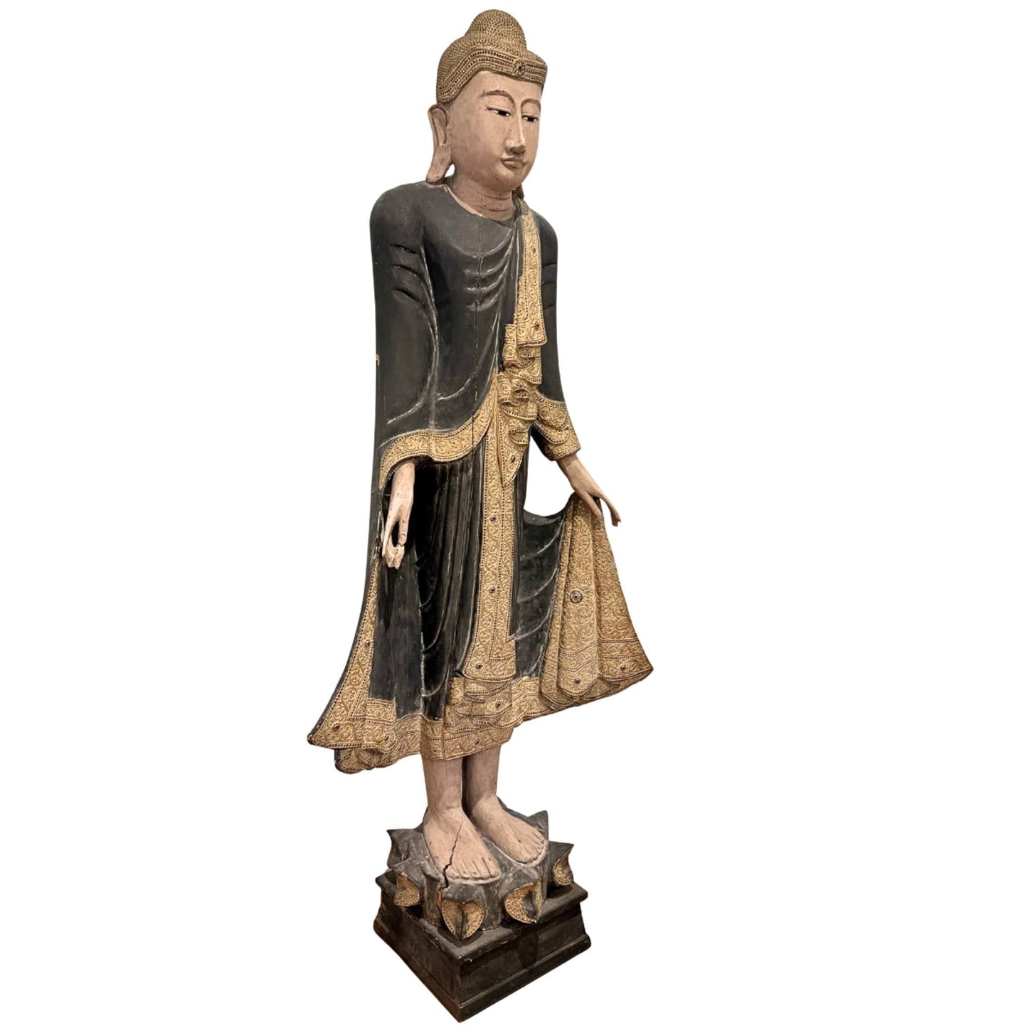 Staande Boeddha uit Myanmar met ingelegde ogen, antiek houten beeld met serene uitstraling en verfijnde afwerking